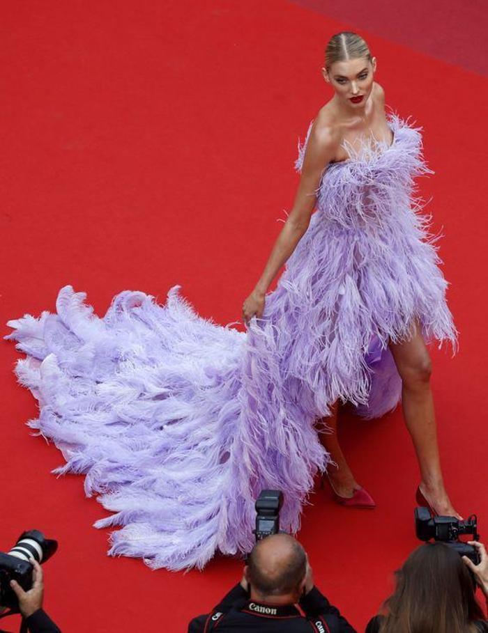 Elsa Hosk kırmızı halıda yoruldu, havuzda dinlendi