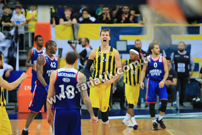 Fenerbahçe - Anadolu Efes maçında Koray Şener unutulmadı