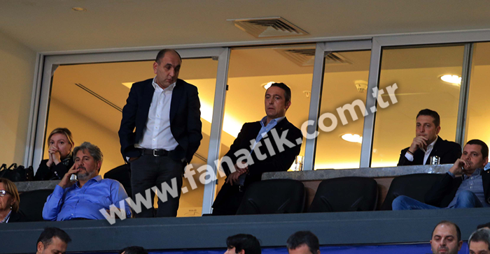 Yönetim ve futbolcular da salondaydı