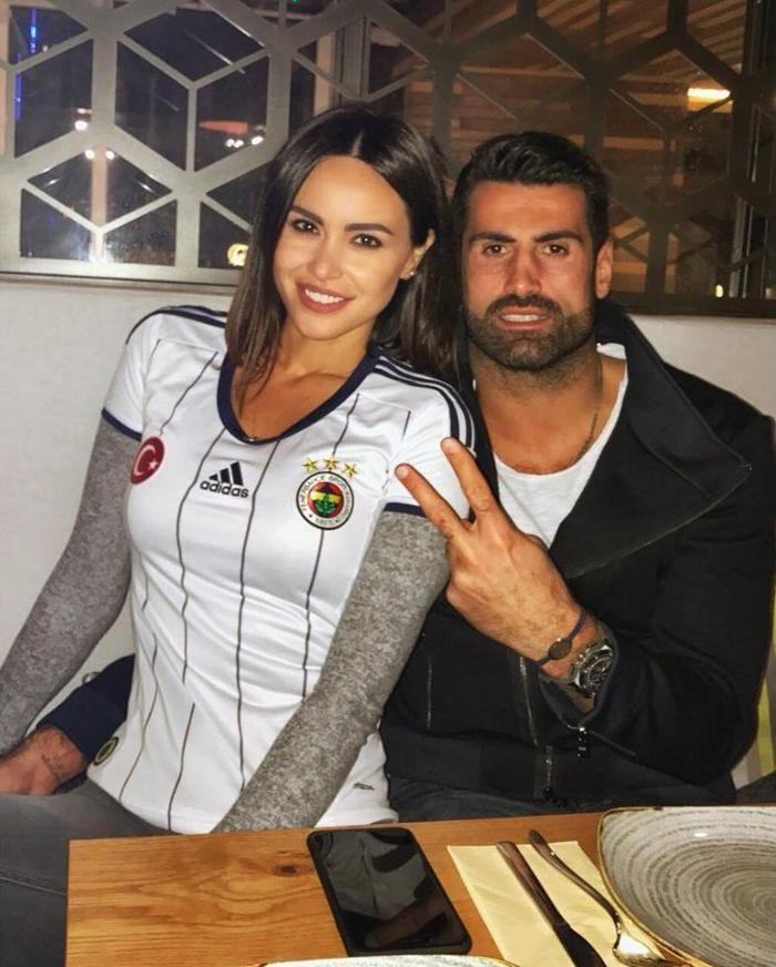 Volkan Demirel çılgına döndü, 4 kişi zor tuttu