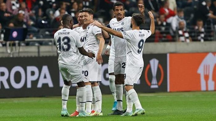 Mesut Özil Frankfurt-Fenerbahçe maçına damga vurdu