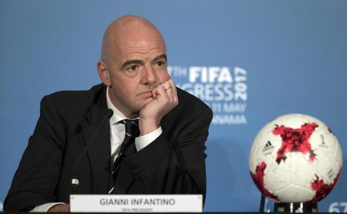 Paris Saint Germain ve Manchester Citynin Gianni Infantino tarafından kollanması