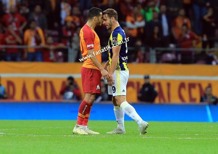 Galatasaray - Fenerbahçe derbisindeki olaylardan kareler