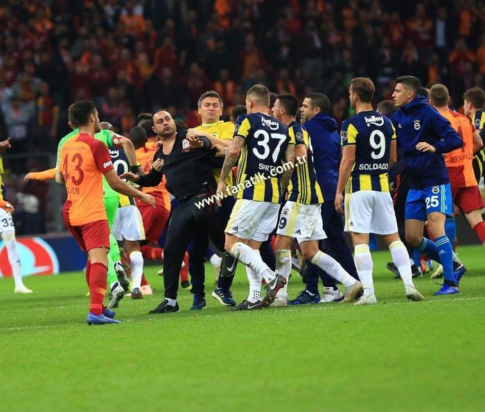 Galatasaray - Fenerbahçe derbisindeki olaylardan kareler