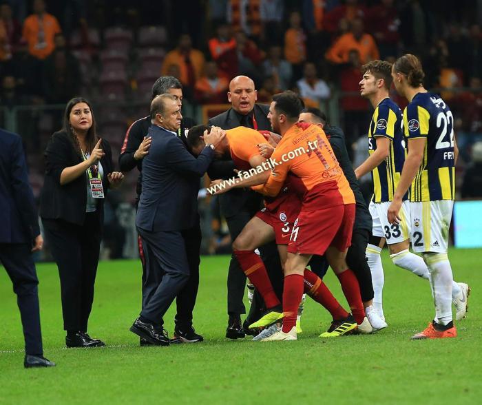 Galatasaray - Fenerbahçe derbisindeki olaylardan kareler