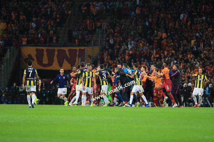 Galatasaray - Fenerbahçe derbisindeki olaylardan kareler