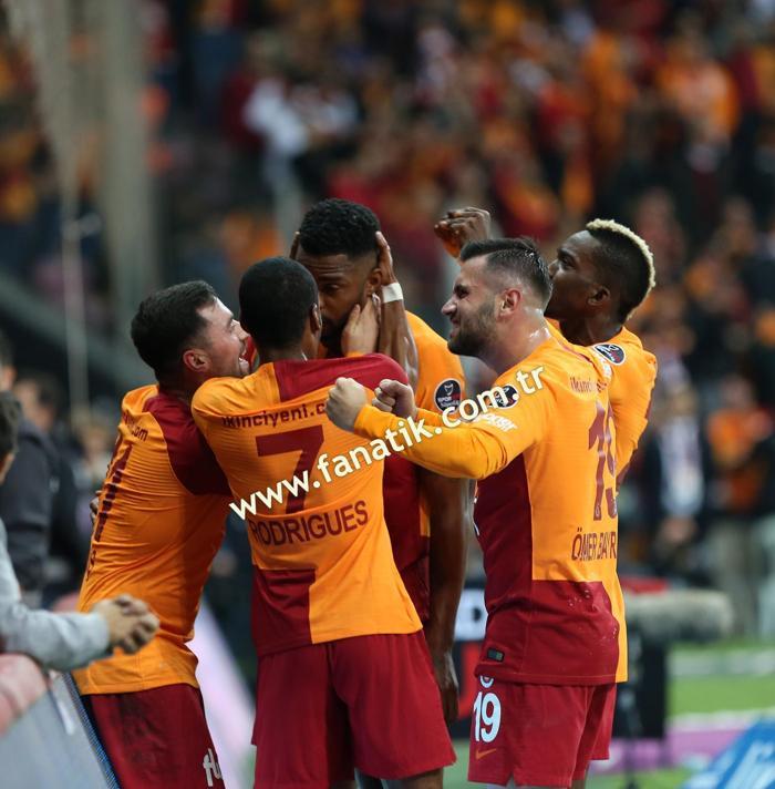 Galatasaray - Fenerbahçe derbisindeki olaylardan kareler