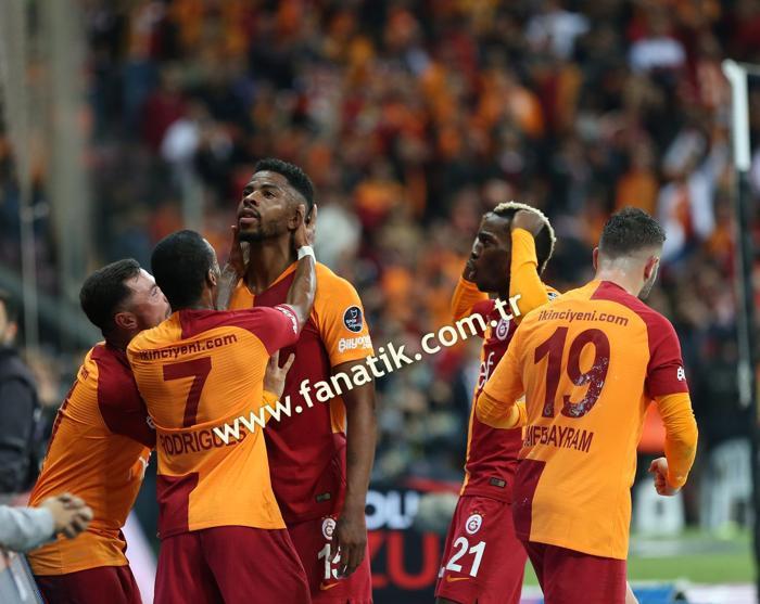 Galatasaray - Fenerbahçe derbisindeki olaylardan kareler