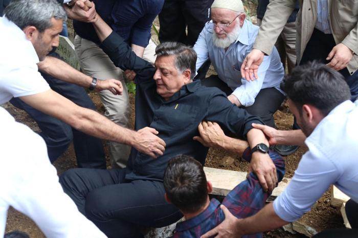 Yılmaz Vural, vefat eden babasını son yolculuğuna uğurladı