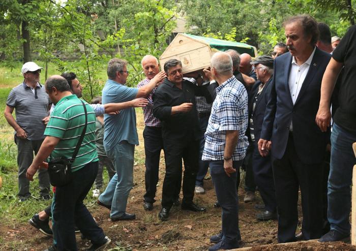 Yılmaz Vural, vefat eden babasını son yolculuğuna uğurladı