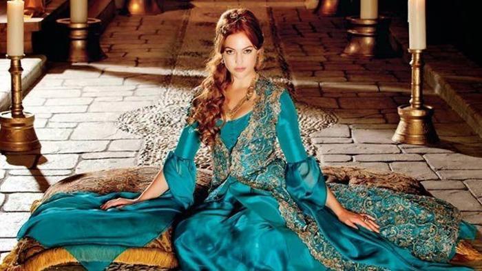 Yeni bir aşk mı Meryem Uzerli ve Emmanuel Adebayor karşılıklı takibe başladı