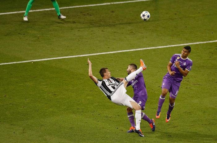 İşte Mandzukicin Real Madride attığı röveşata golü