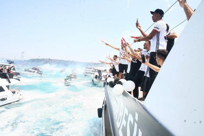 Beşiktaş donanması İstanbul Boğazında