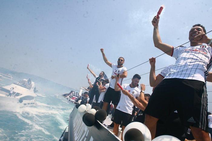 Beşiktaş donanması İstanbul Boğazında