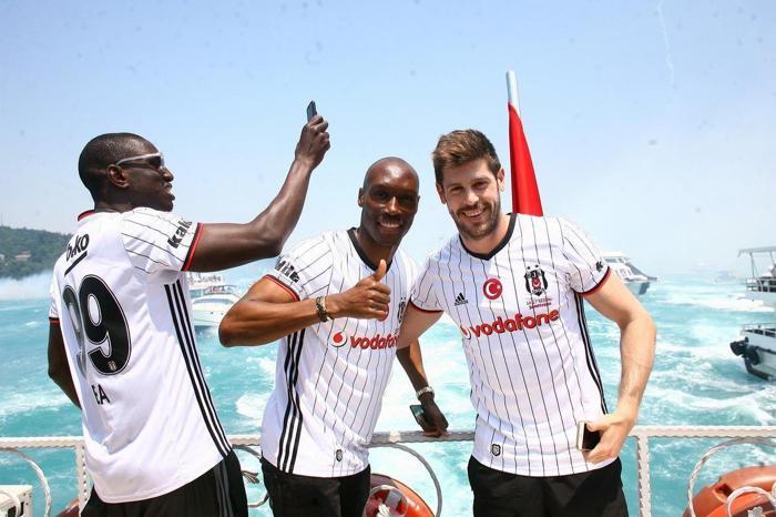 Beşiktaş donanması İstanbul Boğazında