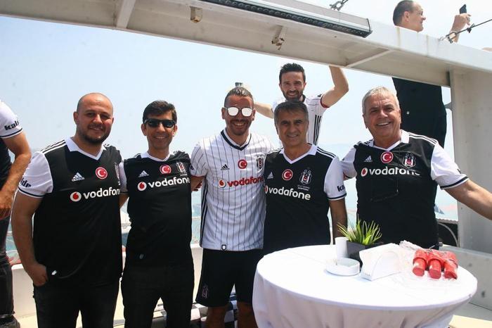 Beşiktaş donanması İstanbul Boğazında