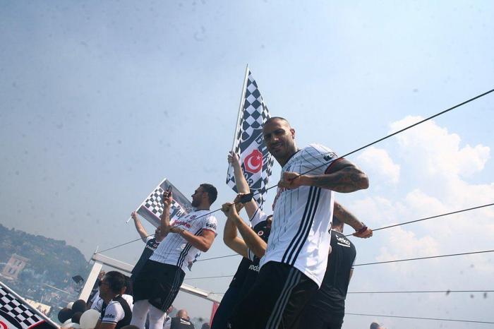 Beşiktaş donanması İstanbul Boğazında