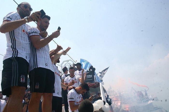 Beşiktaş donanması İstanbul Boğazında