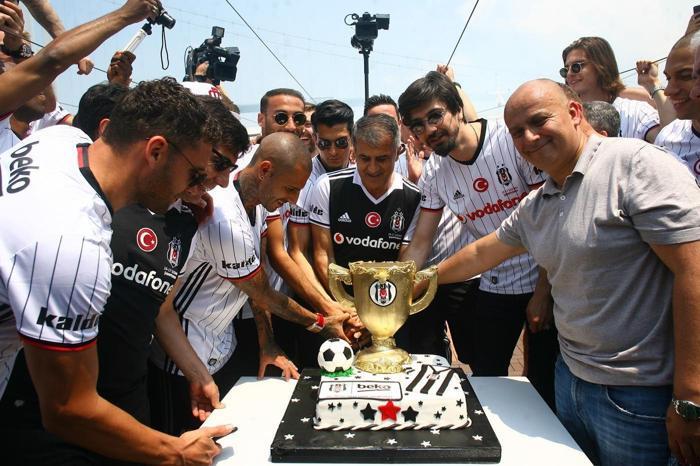 Beşiktaş donanması İstanbul Boğazında