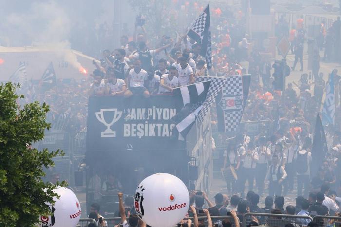 Beşiktaş donanması İstanbul Boğazında