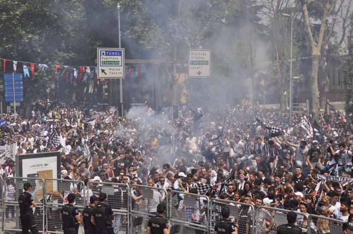 Beşiktaş donanması İstanbul Boğazında