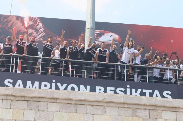 Beşiktaş donanması İstanbul Boğazında