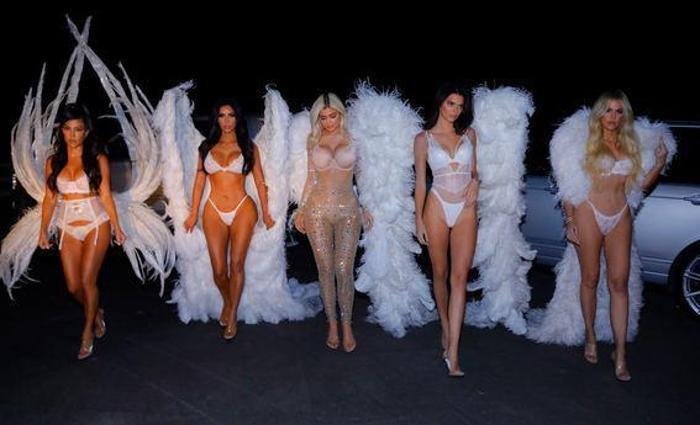 Halloween için Victorias Secret meleği oldular