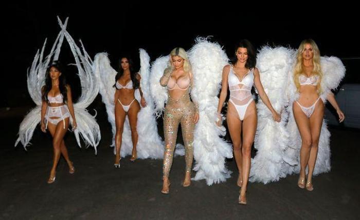 Halloween için Victorias Secret meleği oldular