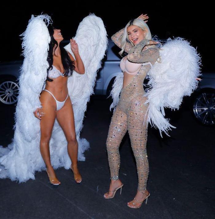 Halloween için Victorias Secret meleği oldular