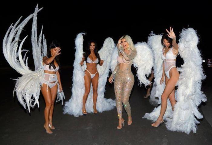 Halloween için Victorias Secret meleği oldular