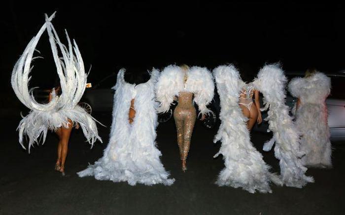 Halloween için Victorias Secret meleği oldular