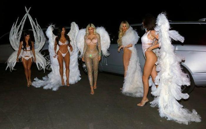Halloween için Victorias Secret meleği oldular