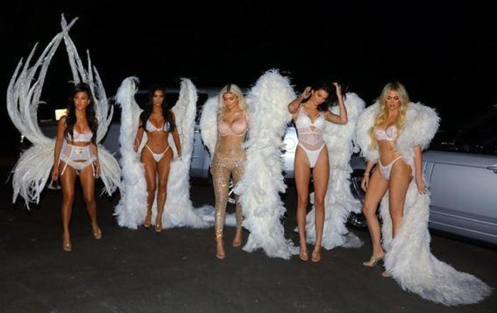 Halloween için Victorias Secret meleği oldular