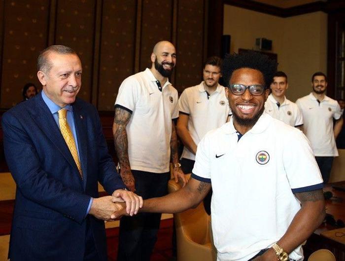 Erdoğan ve Euroleague şampiyonu oyuncular arasında geçen o sohbet