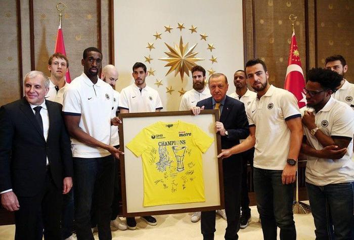 Erdoğan ve Euroleague şampiyonu oyuncular arasında geçen o sohbet