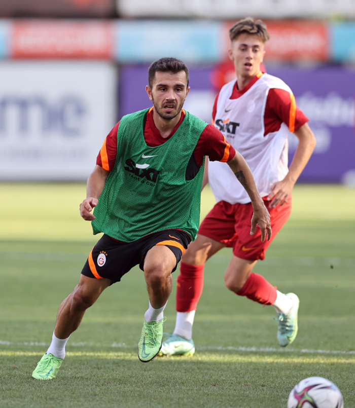 Son dakika Galatasaray haberi: Mostafa Mohamed takıma katıldı, neşeli tavırlarıyla dikkat çekti