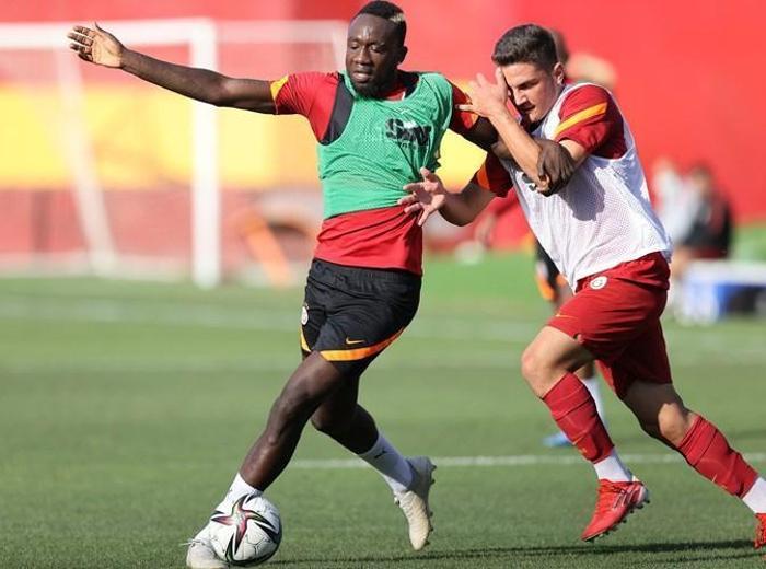 Son dakika Galatasaray haberi: Mostafa Mohamed takıma katıldı, neşeli tavırlarıyla dikkat çekti