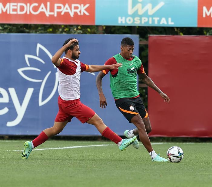 Son dakika Galatasaray haberi: Mostafa Mohamed takıma katıldı, neşeli tavırlarıyla dikkat çekti