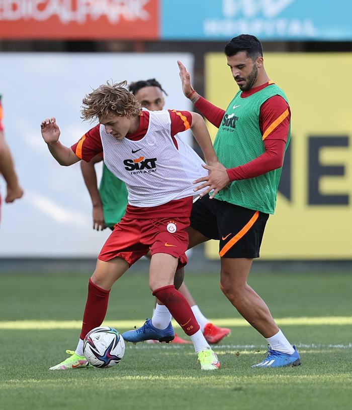 Son dakika Galatasaray haberi: Mostafa Mohamed takıma katıldı, neşeli tavırlarıyla dikkat çekti