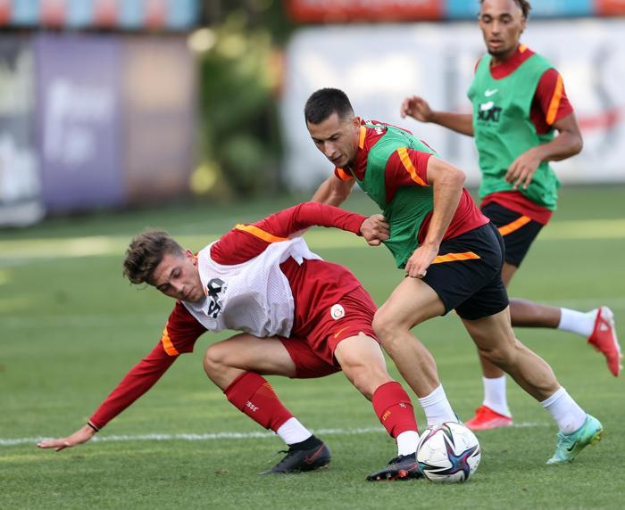 Son dakika Galatasaray haberi: Mostafa Mohamed takıma katıldı, neşeli tavırlarıyla dikkat çekti