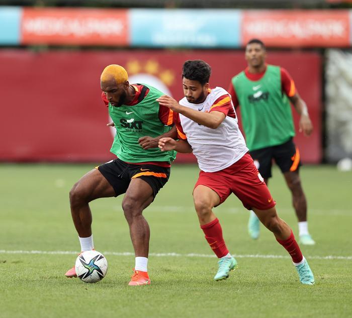 Son dakika Galatasaray haberi: Mostafa Mohamed takıma katıldı, neşeli tavırlarıyla dikkat çekti