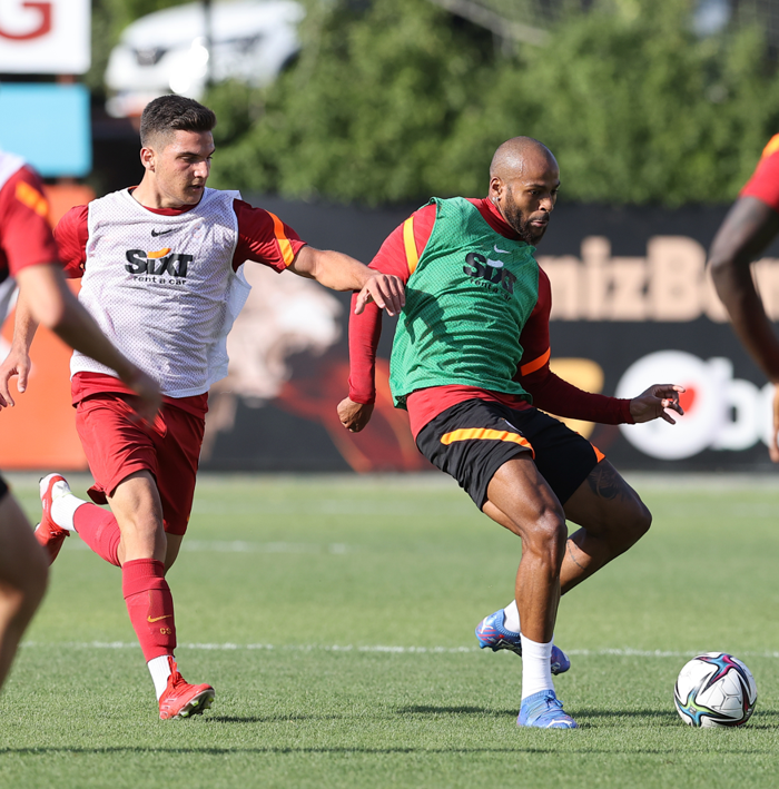 Son dakika Galatasaray haberi: Mostafa Mohamed takıma katıldı, neşeli tavırlarıyla dikkat çekti