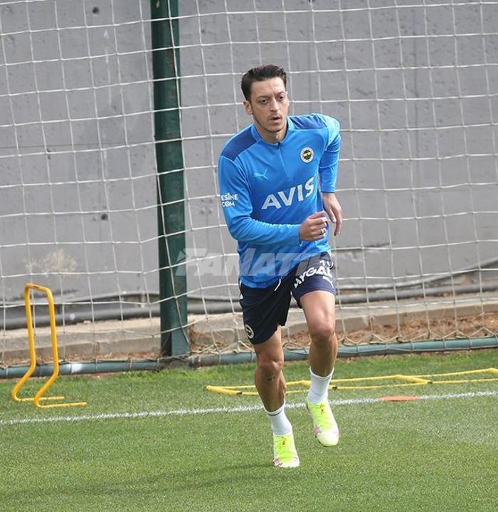 Son dakika Fenerbahçe yeni transferler Rossi ve Berisha idmana çıktı