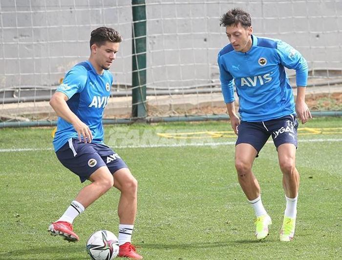 Son dakika Fenerbahçe yeni transferler Rossi ve Berisha idmana çıktı