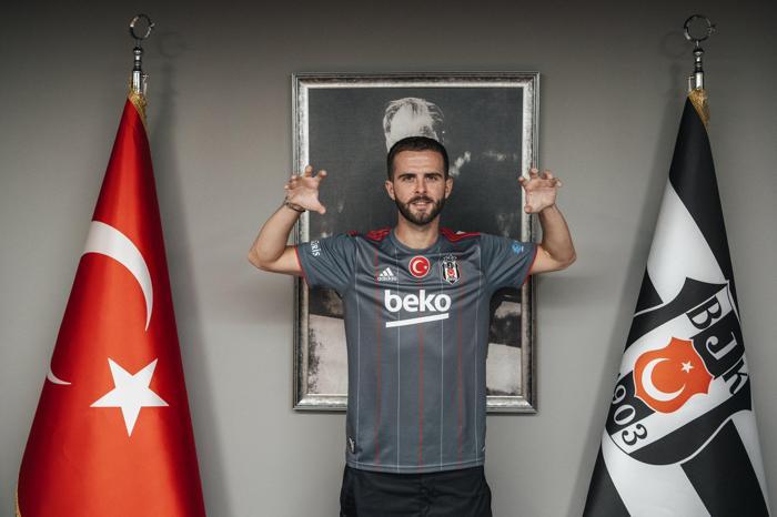 Son dakika | Beşiktaşın yeni transferi Pjanic formayı giydi