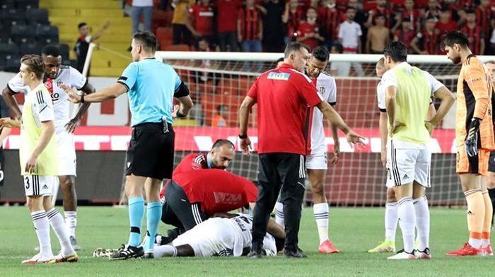 NSakala maçta fenalaştı hastaneye götürüldü