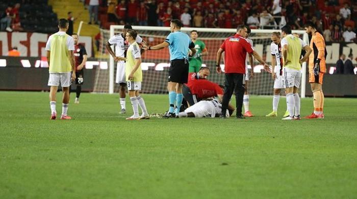 NSakala maçta fenalaştı hastaneye götürüldü