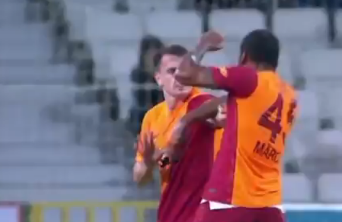 Galatasaraylı taraftarlar Marcaoyu topa tuttu: Gönderin gitsin