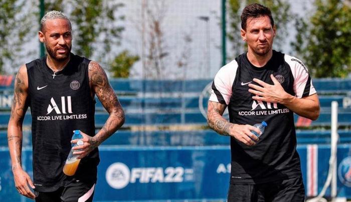 Messi PSGde ilk çalışmasına çıktı Mbappe ve Sergio Ramos ile buluştu