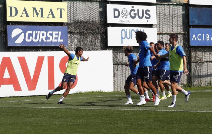 Fenerbahçe idmanından kareler Burak Kapacak takımla ilk antrenmanına çıktı